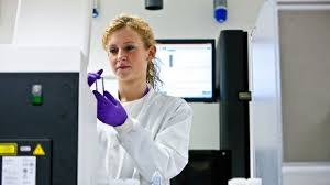 A cancer researcher is a scientist who makes around 60,000 dollars a year. Envkfqy2tejqom