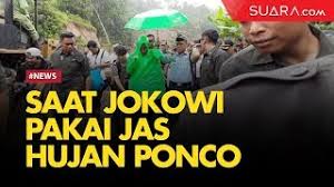 Kehujanan saat tinjau korban banjir jokowi. Jokowi Pakai Jas Hujan Plastik Saat Tinjau Longsor Ajudan Tetap Payungi