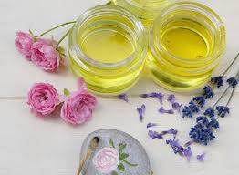 Contrairement à ce qu'implique une utilisation matinale, il n'est pas nécessaire de se limiter à deux ou trois gouttes, car aucun produit ne sera posé. L Astuce Pour Aider Votre Peau A Absorber L Huile Vegetale Qui Y Est Appliquee
