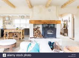 Küche mit kücheninsel im wohnzimmer. Wohnzimmer Und Kuche Landhaus Stockfotografie Alamy