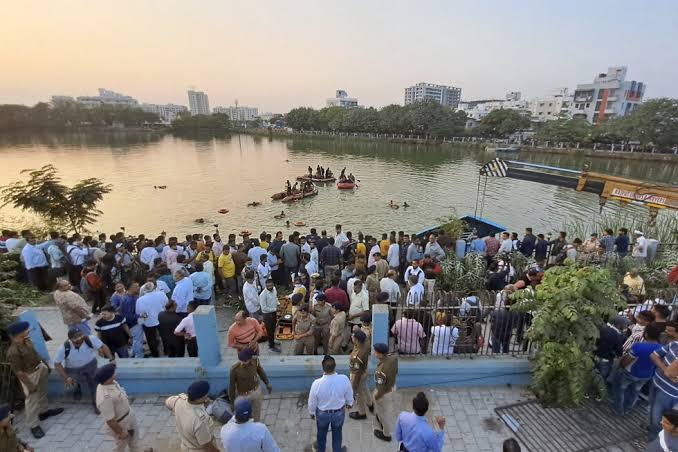 15 students and 1 teacher drown when a boat capsizes in a lake in western India | AP News