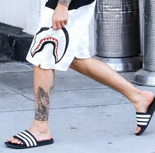 Justin Biebers bare feet in slides - Male Feet Blog