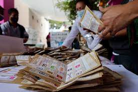 Comienza el conteo de votos y el presidente llegó hace unos minutos a la moneda. My Zjrvc9cmttm