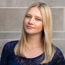 Caroline Moeller's Instagram, Twitter & Facebook