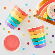 Un distributeur de boisson, 12 gobelets, 12 pailles et 20 serviettes aux couleurs de l'arc en ciel. 8 Gobelets Arc En Ciel Deco Anniversaire Thema Deco Fr