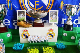 Tartas personalizadas, detalles de boda, brochetas, centros y candy bars con deliciosas gominolas y chucherías. Candy Bar Real Madrid Cumpleanos Tematico De Futbol Mesas De Dulces Cars Fiesta De Futbol