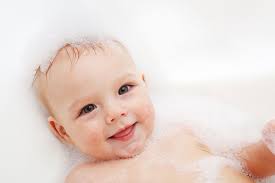 Until the umbilical cord is healed, the aap recommends you stick to sponge baths. Baby S First Bath How To Bathe Your Baby Dodie