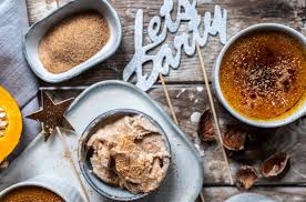 Den braunen zucker mit einem flambierbrenner flambieren. Kurbis Creme Brulee Mit Maronen Eis Bauchgold