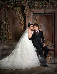 Konsep pernikahan pada umumnya akan dikemas sebaik dan sedetail mungkin oleh para calon pengantin. 35 Ide Pre Wedding Indoor Background Fatiha Decor