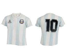 26.04.2020, 22:14 uhr | dpa. Diego Armando Maradona The King Of Soccer Fifa Museum Zurich
