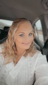 What hair color with layers suits me?