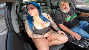 Cheeky Bunny com peitos e bunda gigantes aprontando nas ruas peladinha -  XNXX.COM