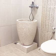 Jika perlu, hilangkanlah bak mandi dari kamar mandi anda dan ganti dengan menggunakan shower. Desain Kamar Mandi Dengan Bak Mandi Pot Cek Bahan Bangunan