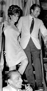 Qui puoi conoscere la carriera e le curiosità sulla vita privata di eduardo de filippo, leggere le notizie più recenti, trovare tutti i premi vinti e guardare le foto e i video. Raquel Welch Marcello Mastroianni And Director Eduardo De Filippo On The Set Of Shoot Loud Raquel Welch Rachel Welch Marcello Mastroianni