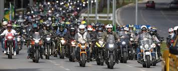 Dessa forma essa data que é para comemorarmos, ao mesmo tempo nos traz essa reflexão. No Dia Das Maes Bolsonaro Ignora Regras Sanitarias E Gera Aglomeracao Com Motoqueiros Em Brasilia 09 05 2021 Poder Folha
