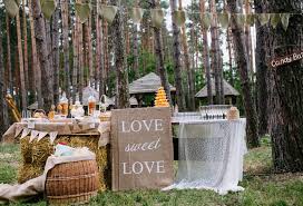 Sebagai inspirasi, dekorasi dari bunga kertas, pita dan kincir angin penuh warna yang dibuat jonquilla decor bisa anda. 5 Dekorasi Elegan Yang Bisa Membuat Pernikahan Tak Terlupakan Weddingku Com