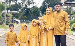 Disebut pernah jadi istri siri uje, oki setiana dewi beberkan status hubungannya dengan mendiang. Oki Setiana Dewi Kabarkan Kondisi Terkini Putra Bungsu Aksi Manis 3 Anaknya Yang Lain Bikin Terharu
