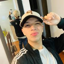 La familia de mi novia: hasta que andas con uno guapo. Yo haciendo como que  no escuché: