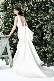 Neben den aktuellen brautkleider kollektionen und trends findet ihr hier die besten designer, brautmodeläden und tipps für euer hochzeitskleid. Brautkleider 2020 Das Sind Die 10 Brautmoden Trends Aus New York Vogue Germany