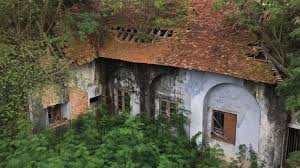 Heritage British bungalow in ruins ...