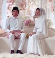 Pria bernama lengkap engku emran engku zainal abidin itu menikah dengan kakak perempuan artis malaysia, noor neelofa. Neelofa Bertunang Kakak Terus Nikah My Tv Online