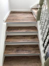 Treppenhaus Im Landhausstil Bekommt Neue Gestaltung In 2020 Mit Bildern Treppe Haus Treppenhaus Wandgestaltung Treppenaufgang