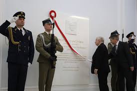 Jarosław kaczyński was a member of the solidarity trade union in the 1980s. File Brat Prezydenta Lecha Kaczynskiego Jaroslaw Kaczynski I Marek Kuchcinski Odslaniaja Tablice W Sejmie Jpg Wikimedia Commons