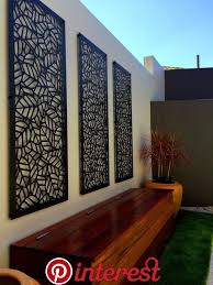 The following ideas share our favorite ways to decorate an outdoor wall. Verjas Modernas Las Mejores Ideas Y Disenos Las Mejores Ideas Y Disenos De Verjas Modernas Para Que Te I Garden Wall Designs Outdoor Wall Decor Fence Design