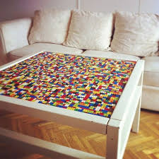 Lego Steine Interessante Tatsachen Und Kreative Diy Ideen Lego Tisch Upcycelte Mobel Lego Zimmer