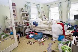 Ini mungkin termasuk foto, barang koleksi, dekorasi yang tidak perlu, dan pada dasarnya apa pun yang dapat membuat kamar anda terlihat berantakan. 7 Trik Rahasia Menata Kamar Tidur Terlihat Selalu Rapi