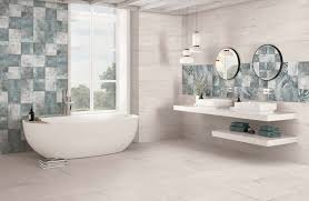 Posé verticalement, le carrelage de salle de bains augmente l'impression de hauteur d'une pièce. Pose D Une Frise Murale Dans La Salle De Bains Espace Aubade