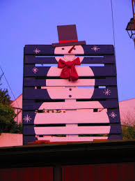 3,50 € à partir de. Bonhomme De Neige Elegant Palette En Bois Sur Le Toit Dans Le Village Andalou Espagne Banque D Images Et Photos Libres De Droits Image 92550438