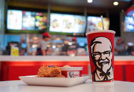 Taptaze tavuk etleri ve 11 baharatlı gizli tarif ile hazırlanan kentucky fried chicken parmak ısırtan lezzetlerini sipariş vermek için hemen tıkla! Kfc Signs Partnership To Source Chicken From Saudi Farms Arabianbusiness