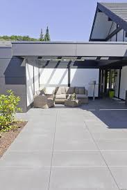 Tolle Farbwahl Der Terrassenplatten In Kombination Mit Der Hausfarbe Die Naturlichen Brauntone Der Gartenmob Terrassenfliesen Terassenentwurf Terrassenplatten