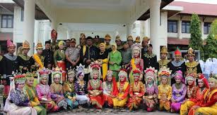 Air menutupi hampir 71% permukaan bumi. 34 Pakaian Adat Provinsi Indonesia Beserta Gambarnya