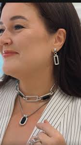 Представляем вам обзор украшений от известного бренда Cosmo Petrone. Эта  итальянская марка славится своим изысканным дизайном и высоким качеством  изготовления украшений. От классических до современных стилей, украшения Cosmo  Petrone идеально подходят для