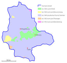 Das wappen der stadt zeigt in gold einen rotbewehrten schwarzen adler mit goldkonturiertem roten brustschild, darin eine silberne burg mit schwarz gefugter zinnenmauer und gezinntem torturm mit offenem rundbogenfenster im spitzdach, geöffneten. Sachsen Anhalt Flagge In Lexikon Und Shop