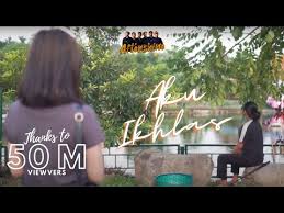 Nggambarke loro ning ati kulo mungkin wes takdire kowe lungo seko kene tak trimo opo anane. Lirik Lagu Aftershine Aku Ikhlas Feat Damara De