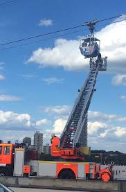 März 1956 wurde die kölner seilbahngesellschaft mbh gegründet, an der die stadt köln mit 60 prozent und die j. Die Feuerwehr Rettete In Koln 65 Menschen Aus Einer Seilbahn Uber Dem Rhein Stuttgarter Zeitung