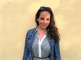 Bezaubernde kurzhaarige frau in grauer jacke. Coole Frauen Think Fem