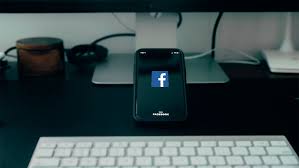 Activar el modo oscuro en facebook es muy fácil, la propia aplicación trae consigo esta opción incorporada dentro del menú. Y7yeisgwrcojbm