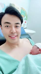 MC Tuấn Tú hạnh phúc bên tiểu thư kín tiếng làm ở Bộ Ngoại giao, U40 viên  mãn lên chức bố lần 2