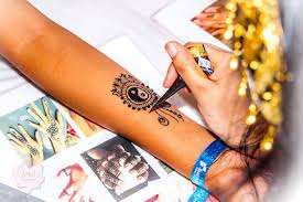 We've also seen a growing trend of henna tattoos painted on a mother's pregnant belly! Henna Tattoo Artist Cape Town Bookings