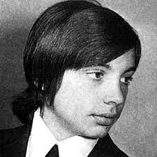 He was also prime minister from 1998 to 200. Europa Vegveszelyben Csinn Bumm Cirkusz