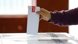 Los anfitriones y coanfitriones pueden iniciar encuestas, pero solo el anfitrión puede crear nuevas encuestas. H3stgv6xbkqbum