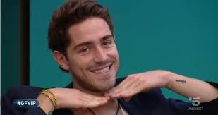 In quell'occasione si è potuto ammirare il suo appartamento nel bosco verticale di milano, palazzi scelti da moltissimi vip che offrono alloggi spaziosi, con del verde in ogni balcone e molto luminosi. Gf Vip 5 Alessandro Cecchi Paone Rivela Tommaso Zorzi Ah Se Mi Piace Ai Tempi Di Riccanza Gli Manifestai Tutto Il Mio Interesse Isa E Chia