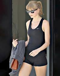 It turns me on so much to have a camel toe. I love showing off the outline  of my pussy.