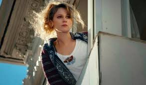 Irak türkmenlerinden olan bir baba ile türk ve boşnak kökenli bir annenin kızı olarak i̇stanbul'da doğdu. Farah Zeynep Abdullah Kimdir Farah Zeynep Abdullah Hangi Film Ve Dizilerde Oynadi Farah Zeynep Abdullah Hayati Ve Biyografisi Haberler