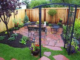This Home Makes The Most Of Its Small Yard By Removing The Lawn And Replacing It With An Outdo Backyard Landscaping Designs Backyard Small Backyard Landscaping