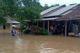 Karawang dikepung banjir, ribuan rumah terendam. Banjir Di Pekalongan Mulai Surut Cendana News